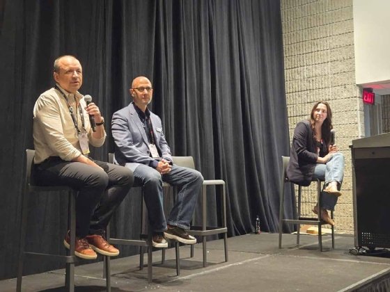 Oscar Sumano (à gauche) de Morgan Stanley, Ali Rey d'Emirates NBD et Courtney Grosch de Red Hat lors du Red Hat Summit 2026.