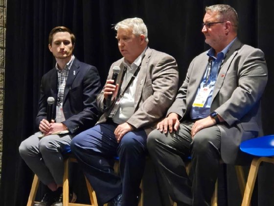 Nick Miethe, de Red Hat (à gauche), ainsi que Steven Organiscak et Ian Willis, de Cleveland Clinic, lors du Red Hat Summit 2026.