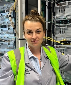 Photographie de Tereza Elbova, responsable de l’équipe HPE sur le site.