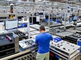 Photographie d'un poste de travail sur une chaîne de montage.