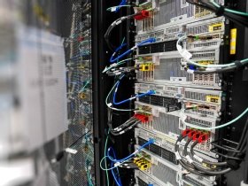 Photographie de cables réseau sur des serveurs HPE.