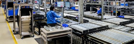 Au cœur de l’usine tchèque qui fabrique les serveurs pour l’Europe